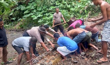 Bersama-Warga,-Personil-Polri-Bersihkan-Material-Longsor-di-Desa-Hewokloang