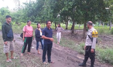 Bhabinkamtibmas-Desa-Namangkewa-Ikut-Monitoring-Pembangunan-Drainase-dalam-Rangka-Pencegahan-Banjir