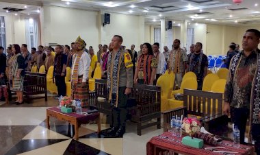 Kabag-Ops-Polres-Sikka-AKP-Oka-Deswanta-Ikuti-Peluncuran-Tahapan-Pilkada-2024-di-Aula-SCC