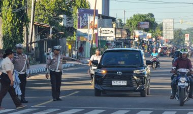 Polri-Hadir-Untuk-Kenyamanan,-Sat-Lantas-Polres-Sikka-Rutin-Melaksanakan-Pengaturan-Arus-Lalin