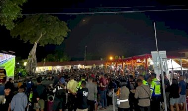 Wujud-Nasionalisme,-Polres-Sikka-Bersama-Masyarakat-Kota-Maumere-Nobar-AFF-U23-Asian-Cup-Qatar-2024-di-Halaman-Mapolres-Sikka