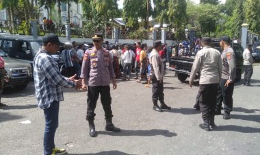 Pelepasan-dan-Pengantaran-Imam-Paroki-Rohkudus-Nelle-Menuju-Paroki-Magepanda-Berlangsung-Lancar-di-Bawah-Pengawalan-Kepolisian