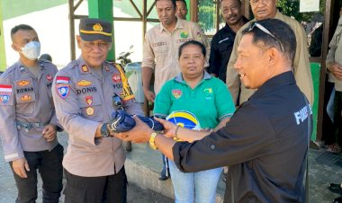 Penyerahan-Sarana-Kontak-Bola-Voli-dan-Net-oleh-Unit-Binmas-kepada-Dinas-Kehutanan-Kab.-Sikka