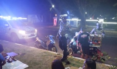 Patroli-Malam-Lampu-Biru,-Sat-Lantas-Polres-Sikka-Himbau-Warga-Untuk-Menjaga-Kamtibmas
