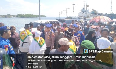 Pengamanan-Kedatangan-Rombongan-Calon-Jemaah-Haji-Asal-Pulau-Pemana-di-Pelabuhan-L.-Say-Maumere