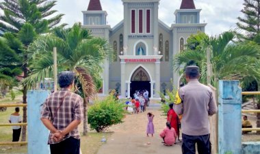 Piket-jaga-Polsek-Paga-melaksanakan-Back-up-pengamanan-Misa-Komuni-Suci-pertama-di-Paroki-Santa-Maria-Imaculata-Lekebai-di-Kec.-Mago,-Kab.-Sikka.