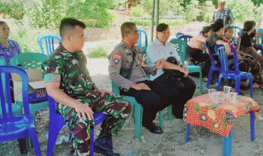 Bhabinkamtibmas-Kel.-Hewuli-Terlibat--dalam-Upacara-Pemakaman-Warga-Binaannya