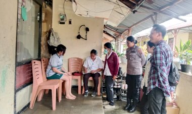 Sidolkes-Polres-Sikka-Bersama-Tim-Puskesmas-Beru-Melaksanakan-Kunjungan-ke-Rumah-Pasien-DBD-dan-Melakukan-Pemeriksaan-Jentik-Nyamuk