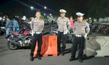 Patroli-Lampu-Biru-oleh-Satuan-Lalu-Lintas-Polres-Sikka-di-Kota-Maumere