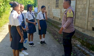 Temui-Pelajar-SMP,-Bhabinkamtibmas-Polsek-Kewapante-Sampaikan-Pesan-Kamtibmas