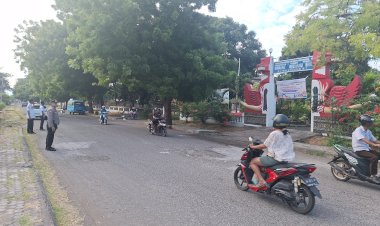 Polsek-Alok-Gelar-Pengamanan-dan-Pengaturan-Lalu-Lintas-di-Depan-Sekolah