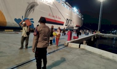 KP3-LAUT-LAKSANAKAN-PENGAMANAN-KEBERANGKATAN-KM-DHARMA-RUCITRA-VII-DI-PELABUHAN-L.-SAY-MAUMERE