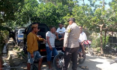 Bhabinkamtibmas-Polsek-Paga,-Aipda-Dewa-Swijana-Melakukan-Giat-Sambang-Di-Pasar-Lekebai