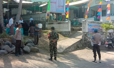 Kapolsek-Lela-dan-Personil-Melakukan-Kegiatan-Pengamanan-Misa-Hut--ke-25-Desa-Watutedang-di-wilayah--Hukum-Polsek-Lela,-Polres-Sikka