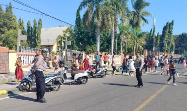 Sat-Lantas-Lakukan-Pengamanan-dan-Pengaturan-Lalu-Lintas-di-Gereja-di-seputaran-Kota-Maumere