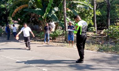 Unit-Laka-Sat-Lantas-Polres-Sikka-Menangani-kejadian-Laka-lantas-di-jalan-Trans-Lintas-Utara-Maumere---Kotabaru,-Desa.-Wodamude,-Kec.-Magepanda,-Kab.-Sikka
