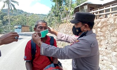 Polres-Sikka-Bagikan-Masker-kepada-Masyarakat-Terdampak-Erupsi-Gunung-Lewotobi-dalam-Rangka-HUT-Bhayangkara-ke-78