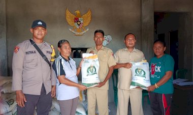 Briptu-Putra-Kencana-Lakukan-Patroli-dan-Pengamanan-Kegiatan-Serah-Terima-Penerimaan-Bantuan-Pangan-di-Kecamatan-Palue,-Kabupaten-Sikka