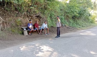 Bhabinkamtibmas-Polsek-Lela,-Aipda-Rofinis-Fekomelakukan-giat-Sambang,-Dusun-Ililewa,-Desa-Watutedang-,-Kec.-Lela,-Kab.-Sikka.