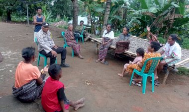 Bhabinkamtibmas-Polsek-Paga,-Aipda-Dewa-Swijana-melakukan-giat-Patroli-Dialogis-di-Desa-Gera-,-Kec.Mego,-Kab.-Sikka.