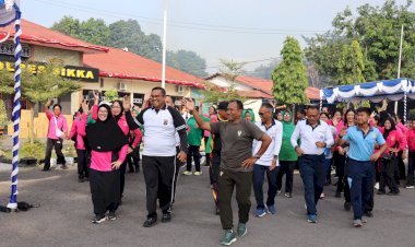 Kegiatan-Olahraga-Bersama-dalam-Rangka-Hari-Bhayangkara-ke-78-diwarnai-kemeriahan-keluarga-besar-TNI-Polri