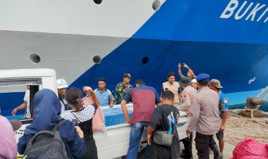 Pengamanan-Kedatangan-Jenazah-PMI-Rafael-Malu-di-Pelabuhan-Maumere-Berjalan-Lancar