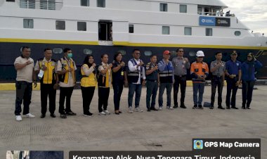 ANGGOTA-POSPOL-KP3-LAUT-POLSEK-ALOK-DAN-INSTANSI-SAMPING-MELAKSANAKAN-PENGAMANAN-KEDATANGAN-KAPAL-ASING-NATIONAL-GEOGRAPHIC-ORION-DI-PELABUHAN-L.-SAY-MAUMERE