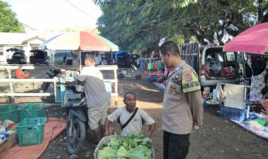 Bhabinkamtibmas-Polsek-Alok-Lakukan-Kegiatan-Sambang-Di-Pasar-Inpres-Ndete