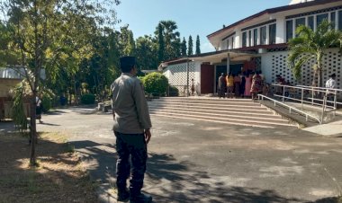 Minggu-Kasih,-Aipda-Zul-Halim-Lakukan-Patroli-dan-Pengamanan-Ibadah-Misa-di-Gereja-Paroki-Watubala