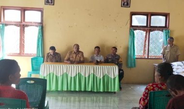 Pembagian-BLT-DD-di-Desa-Hepang-Berlangsung-Lancar,-Bhabinkamtibmas-Berikan-Himbauan-Penting