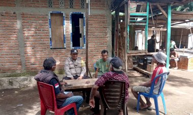 Bhabinkamtibmas-Polsek-Paga-Lakukan-Patroli-di-Desa-Gera,-Kecamatan-Mego