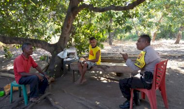 Patroli-Sambang-Warga-Bhabinkamtibmas-Ajak-Jaga-Kamtibmas-Yang-Kondusif