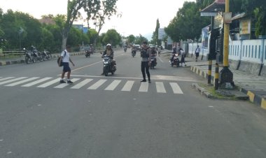 Patroli-Strongpoint-Pagi-dan-Pengaturan-Arus-Lalu-Lintas-oleh-Unit-Turjawali-Sat.-Samapta-Polres-Sikka,-Ciptakan-Kamseltibcarlantas-Yang-Kondusif-Pada-Jam-Padat-Lalu-Lintas