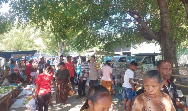 Bhabinkamtibmas-Melakukan-Patroli-Sambang-Di-Pasar-Ndete