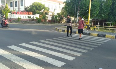 Patroli-dan-Strong-Point-Pengaturan-Lalu-Lintas-Pagi-oleh-Unit-Turjawali-Satuan-Samapta-Polres-Sikka-di-Kota-Maumere