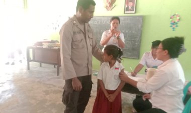 Pekan-Imunisasi-Nasional:-Bhabinkamtibmas-Desa-Kolidetung-Kawal-Pemberian-Vaksin-Polio-dan-Campak