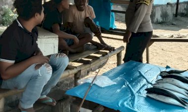 Patroli-dan-Sambang-Bhabinkamtibmas-di-Desa-Lela:-Meningkatkan-Kamtibmas-Melalui-Komunikasi-Aktif