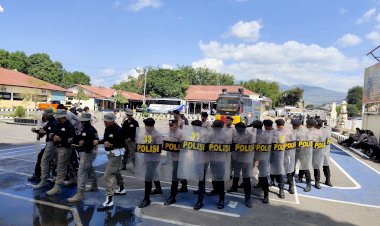 Latihan-Dalmas-Awal-dan-Dalmas-Lanjutan-oleh-Polres-Sikka-dan-Polsek-Jajaran,-Kesiapan-Menghadapi-Pilkada-Serentak-2024