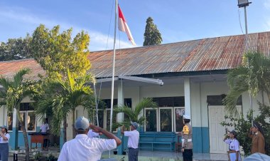 Kasat-Lantas-Polres-Sikka-AKP-Ratna-Yuda-Tupong-Menjadi-Inspektur-Upacara-di-SMAK-Bhaktiarsa-Maumere