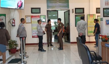 Pengamanan-Sidang-Virtual-Kasus-Kekerasan-Berujung-Maut-di-PN-Maumere:-Lima-Terdakwa-Dituntut-12-Tahun-Penjara