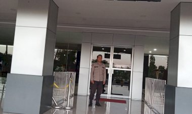 Personil-KP3-Udara-Memberikan-Update-Penerbangan,-Bersama-Otoritas-Keamanan-Bandara-Melaksanakan-Pengamanan-Bandara-Frans-Seda