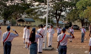 UPACARA-PENURUNAN-BENDERA-MERAH---PUTIH-DI-KEC.-WAIGETE-BERLANGSUNG-LANCAR