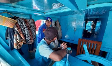 Anggota-Sat-Polair-Bripka-Martinus-S.K.-Demoor-Melaksanakan--Sambang-Di-Pesisir-Wuring