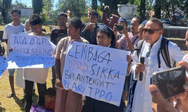 Pengamanan-Aksi-Protes-:--Puluhan-Pemerhati-HAM-Tolak-Pelantikan-Anggota-DPRD-Sikka-Tersangka-TPPO