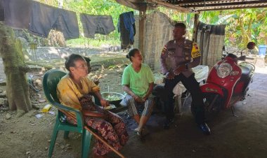 Bhabinkamtibmas-Desa-Du-Sambangi-Warga,-Perkuat-Kemitraan-dan-Jaga-Kamtibmas