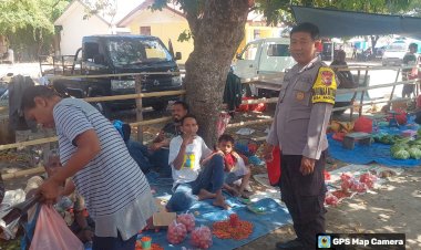 Bhabinkamtibmas-Melakukan-Patroli-Sambang-Di-Pasar-Ndete-Berikan-Himbauan-Kamtibmas