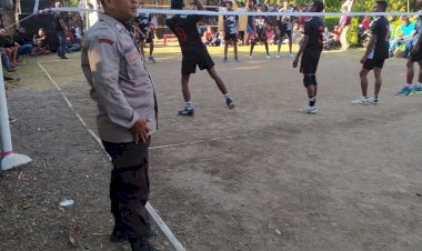 POLSEK-KEWAPANTE-LAKSANAKAN-PAM-PERTANDINGAN-BOLA-VOLY-DESA--WOLOMAPA