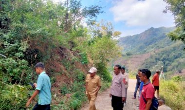 KAPOLSEK-PAGA-BERSAMA-TIM-MELAKUKAN-PENGUKURAN-LOKASI--TANAH-YANG-DIRENCANAKAN--UNTUK-PEMBANGUNAN--POS-POLISI-/POLSEK-TANAWAWO