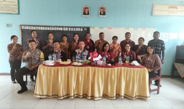 Bhabinkamtibmas-Desa-Koting-D-dan-Watu-Repa-Amankan-Kunjungan-Pj.-Bupati-Sikka-dalam-Monitoring-Proyek-Pembangunan-SDI-Koting