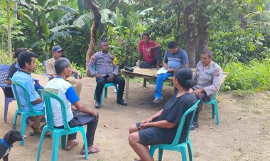 Kapolsek-Lela-bersama-Bhabinkamtibmas-Polsek-Lela-Polres-Sikka-Giatkan-Sistem-Pendinginan-atau-“Cooling-System”-di-wilayah-Hukum-Polres-Sikka-menjelang-Pemilukada-Sikka-2024.